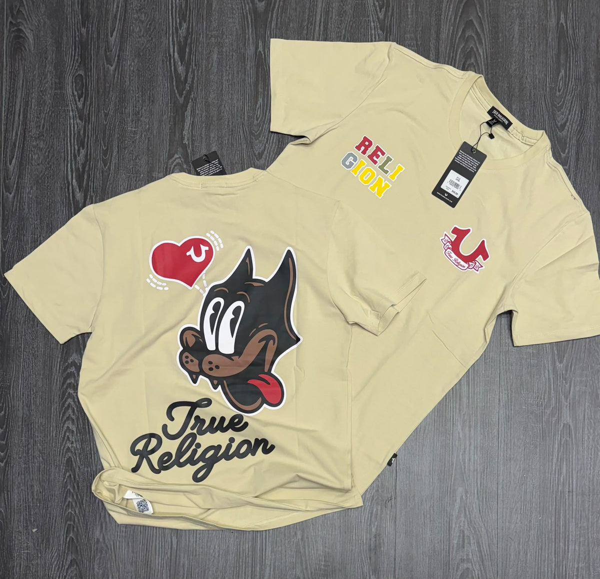 Foto original de playera beige con diseño de perro y corazón