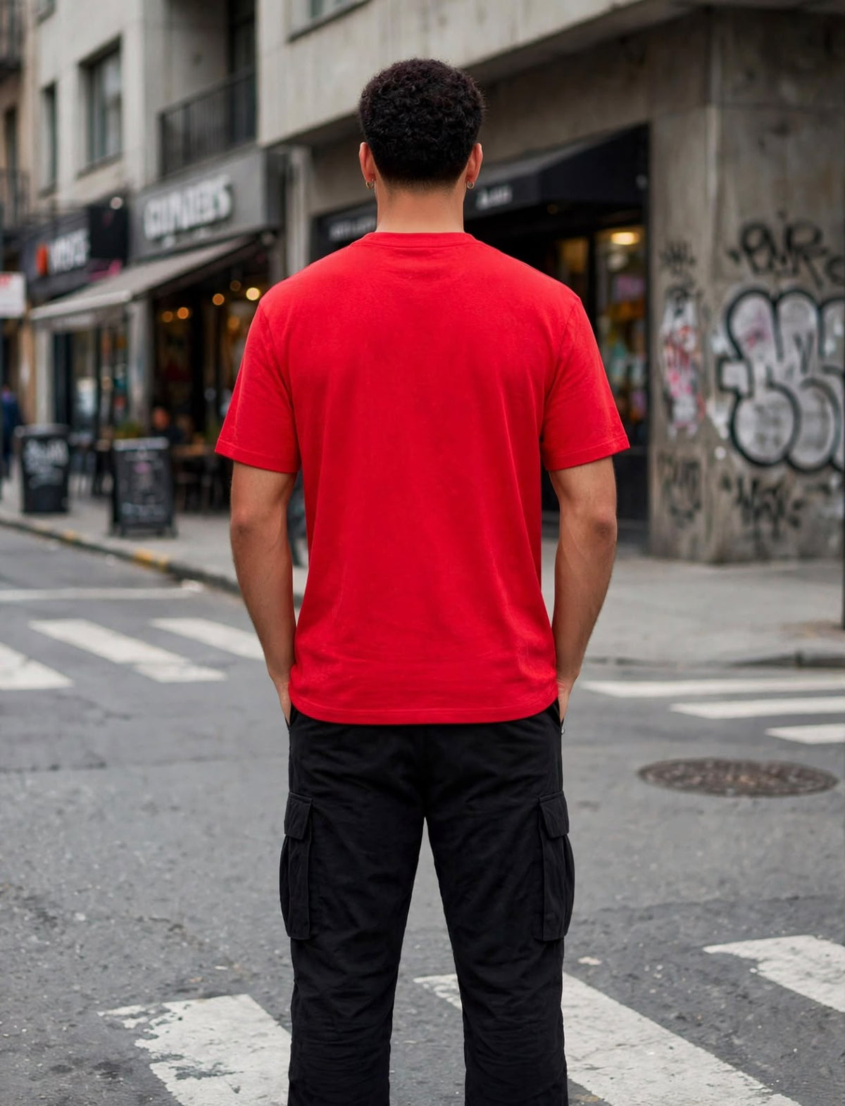 Playera roja vista posterior en modelo