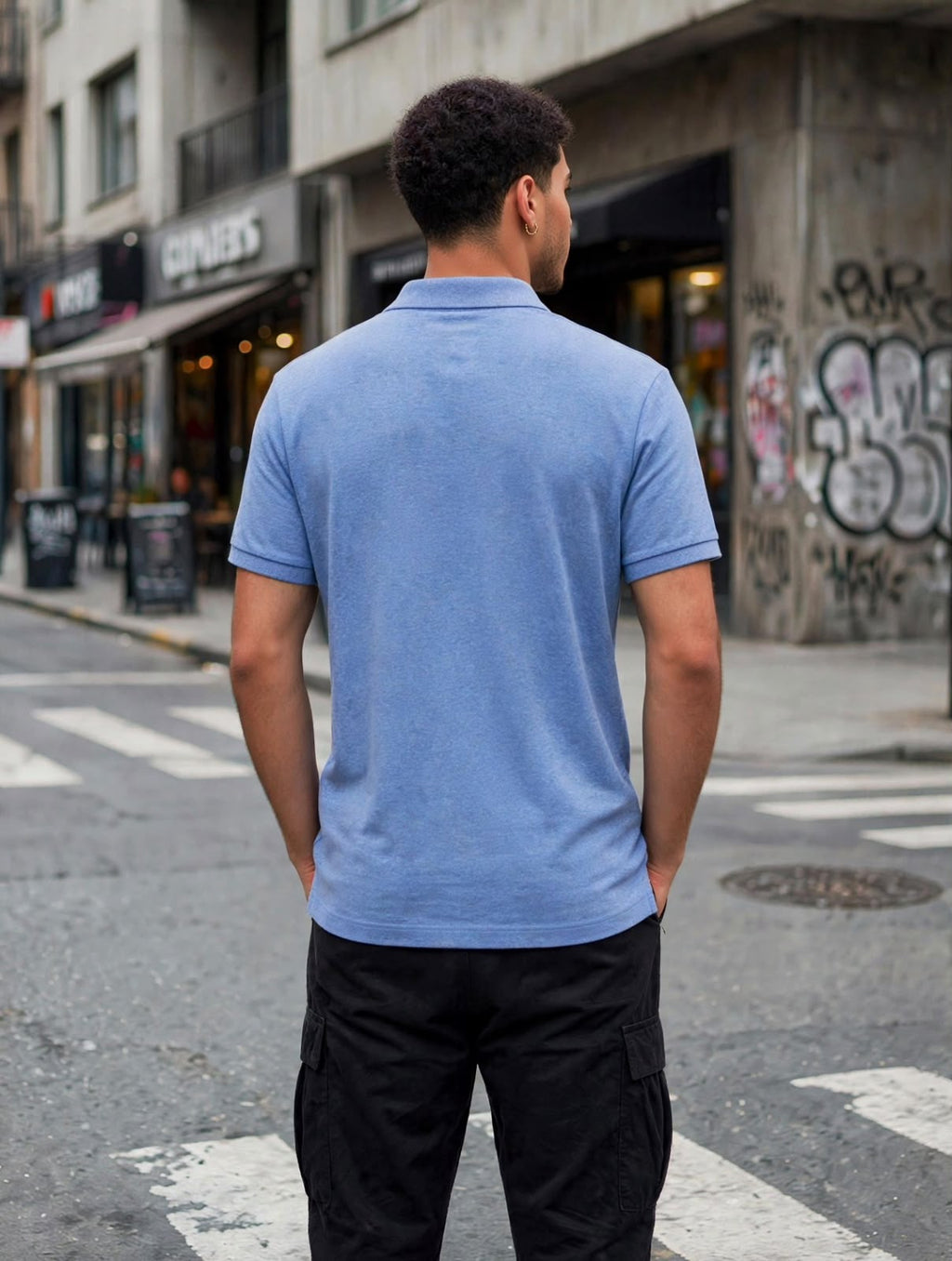 Polo azul claro vista posterior con modelo