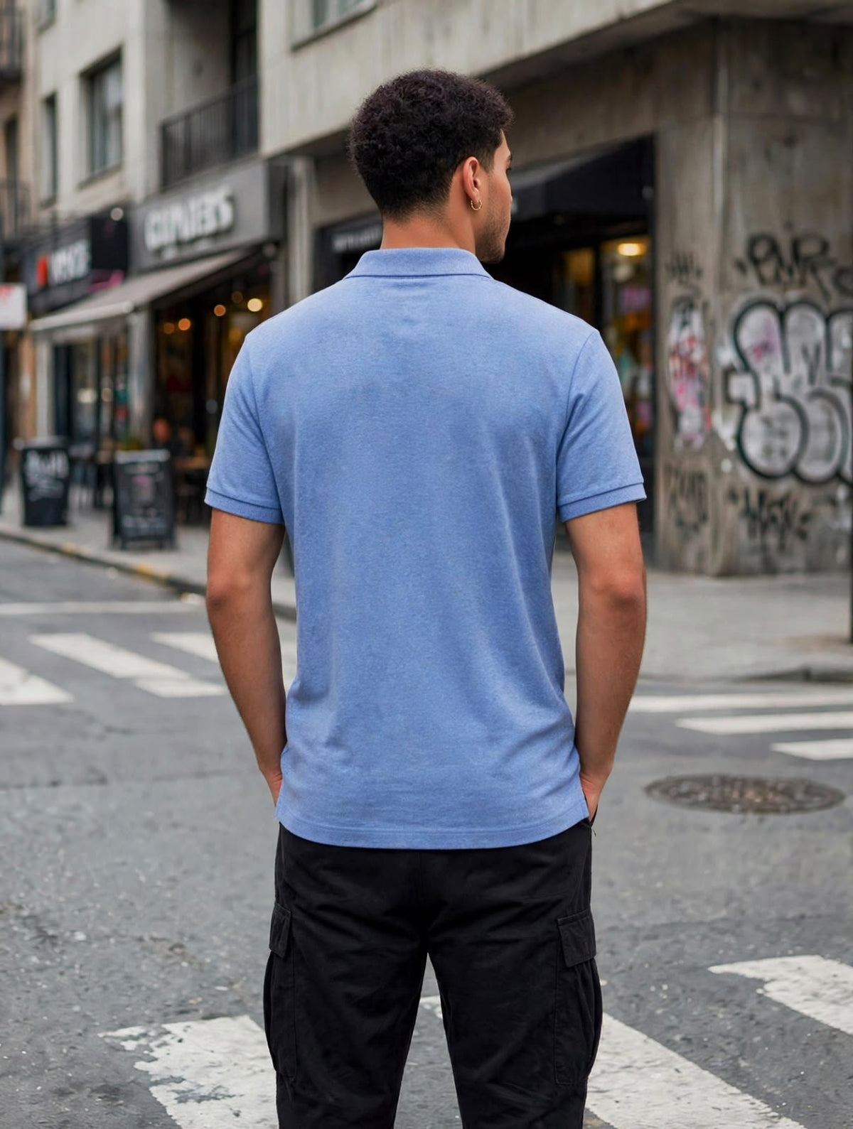 Polo azul claro vista posterior con modelo