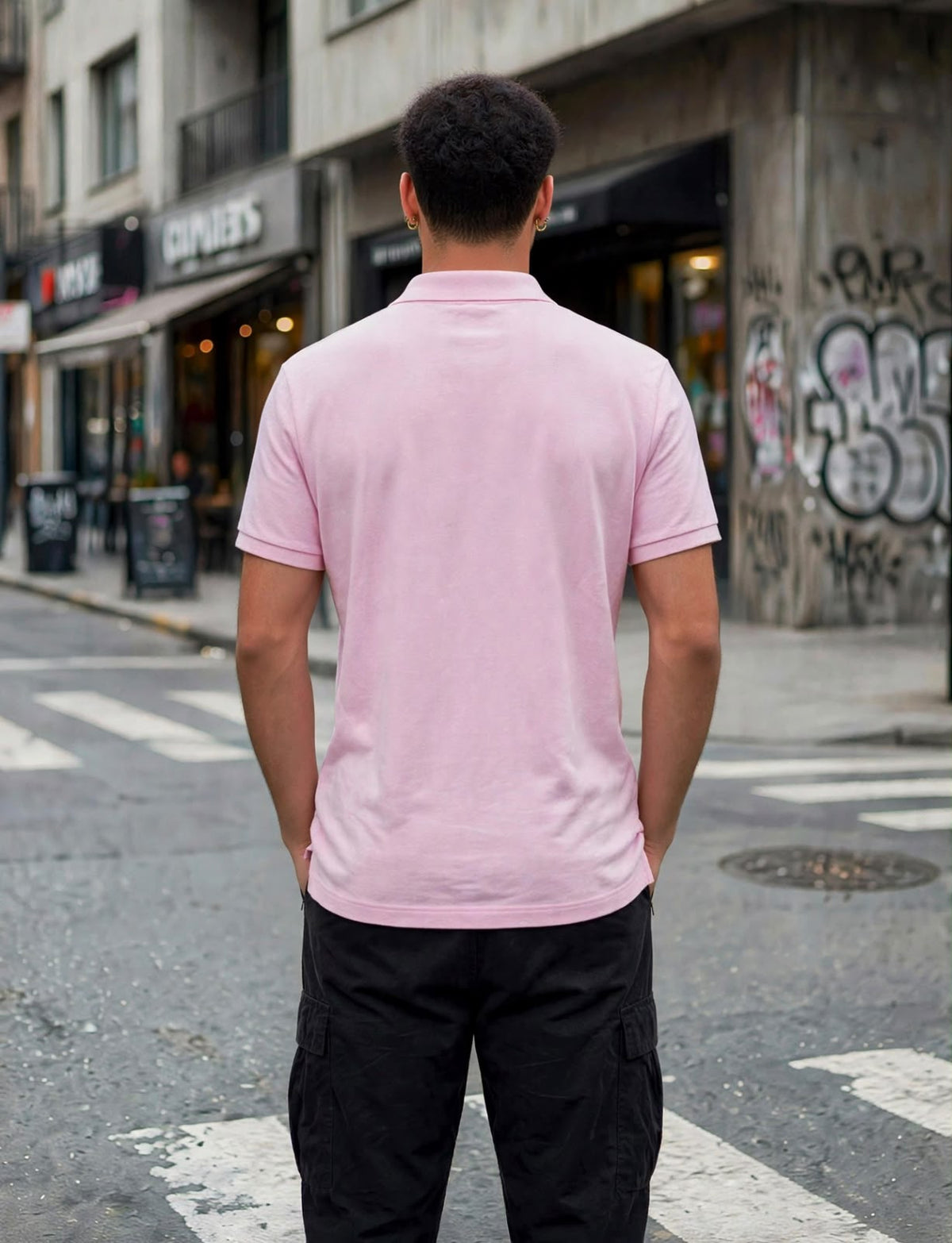 Polo rosa claro vista posterior con modelo