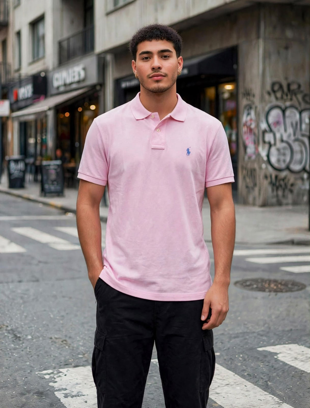 Polo rosa claro vista frontal con modelo