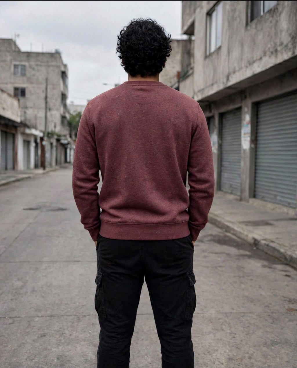 Sudadera vino vista posterior con modelo