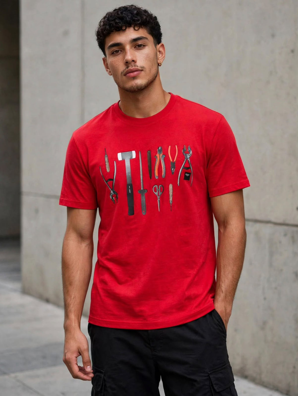 Vista frontal de playera roja con estampado de herramientas en modelo