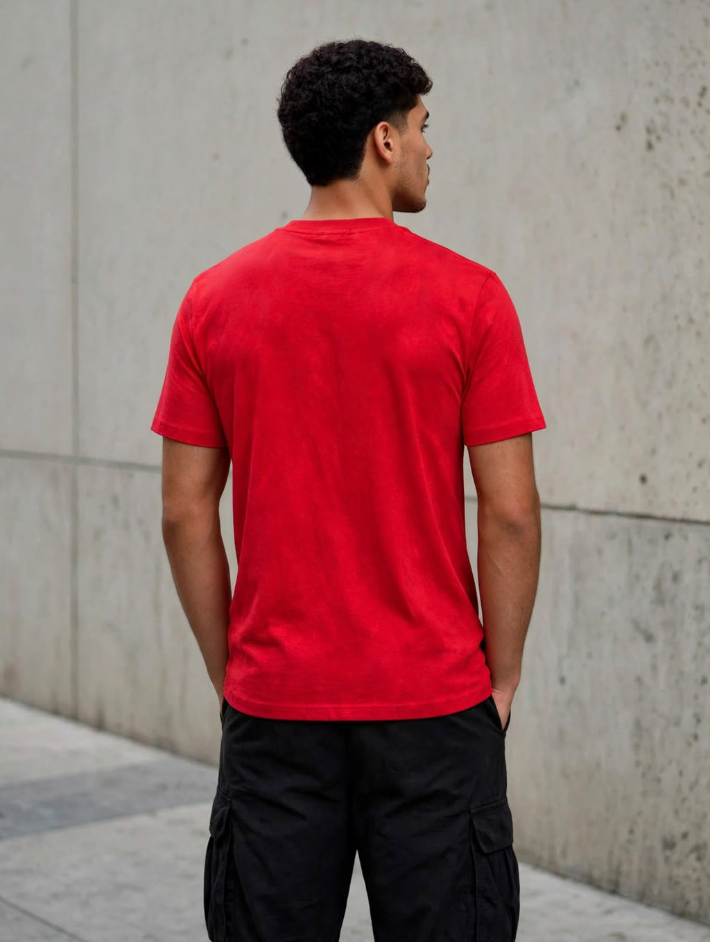 Vista posterior de playera roja en modelo