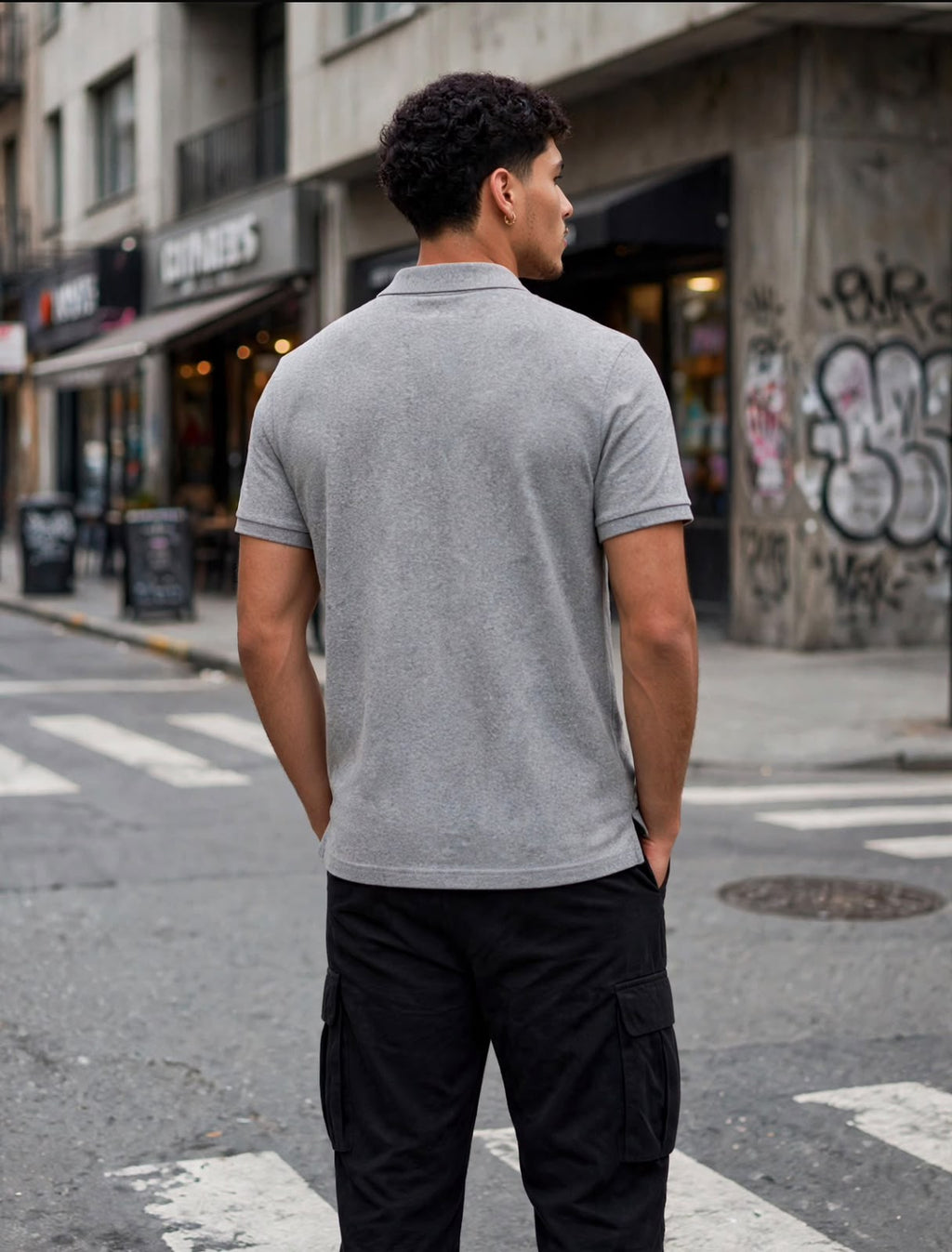 Vista posterior de polo gris para hombre en modelo