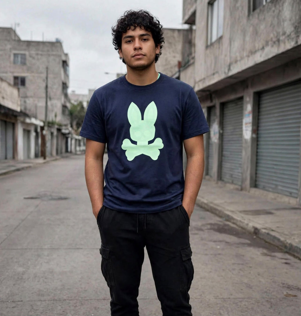 Playera Psycho Bunny azul marino vista frontal con modelo
