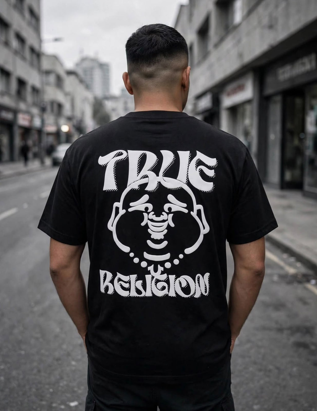 Playera True Religion negra de espalda con modelo