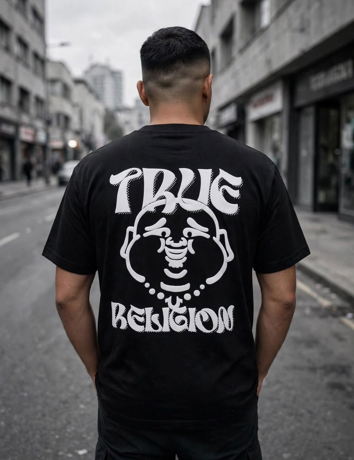 Playera True Religion negra de espalda con modelo