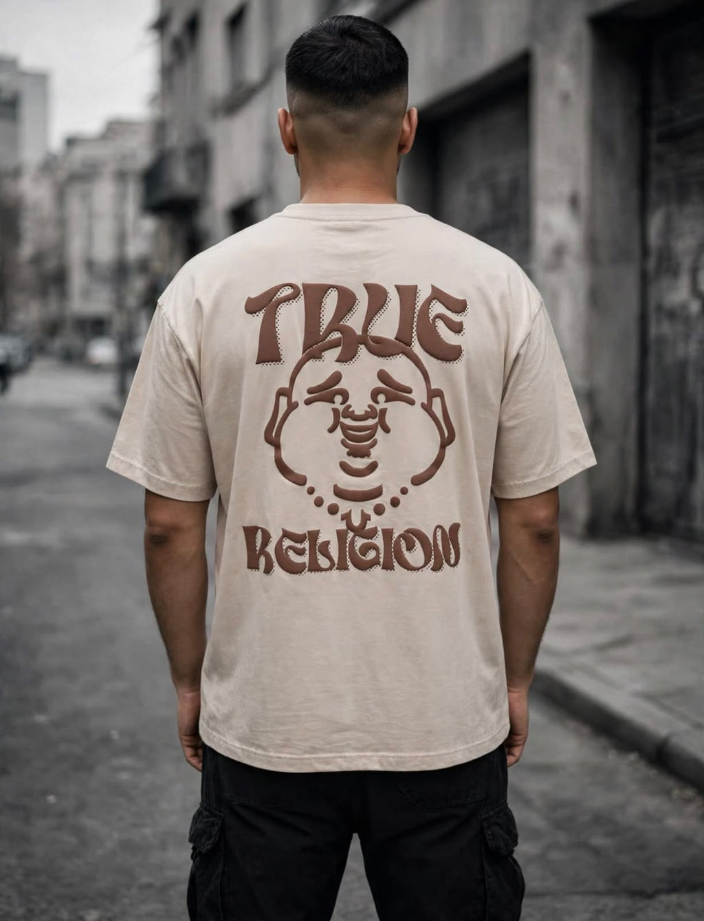 Playera True Religion beige, vista de espalda con modelo