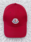 Gorra roja con parche blanco Moncler al frente y visera curva, vista frontal