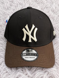 Gorra negra con bordado NY color crema y visera curva café, vista frontal