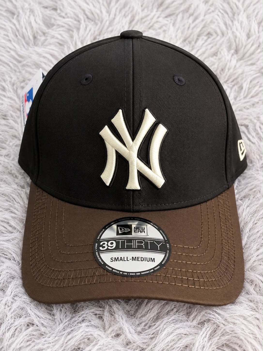 Gorra negra con bordado NY color crema y visera curva café, vista frontal
