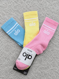 Calcetines Alo azul, amarillo y rosa con franjas blancas