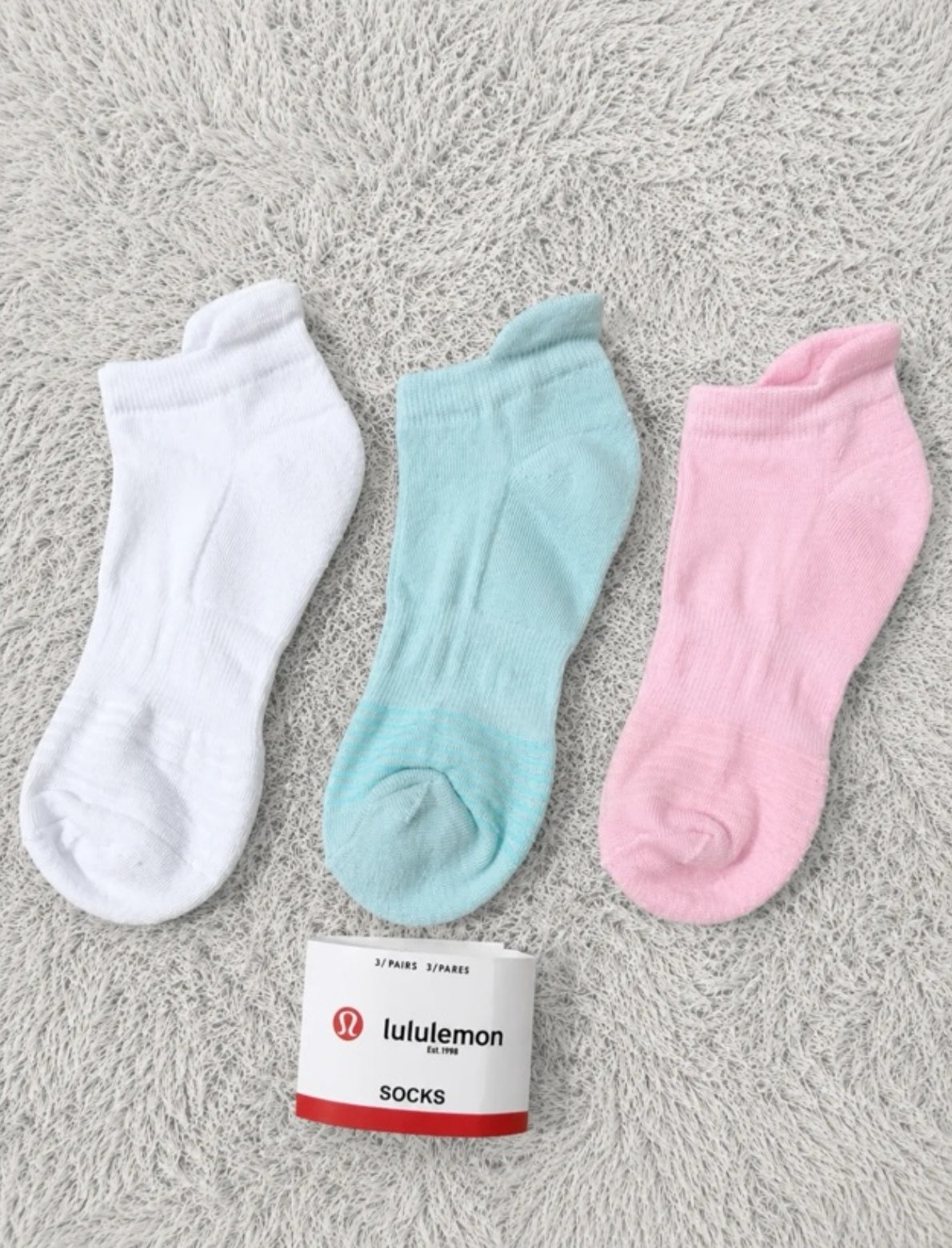 Calcetines cortos blanco, verde menta y rosa con empaque Lululemon