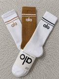 Calcetines Alo en blanco y café con franjas y logotipos a contraste