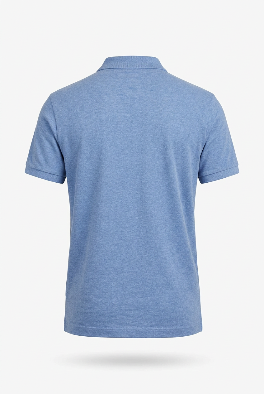 Polo azul claro en maniquí invisible 3D de espalda