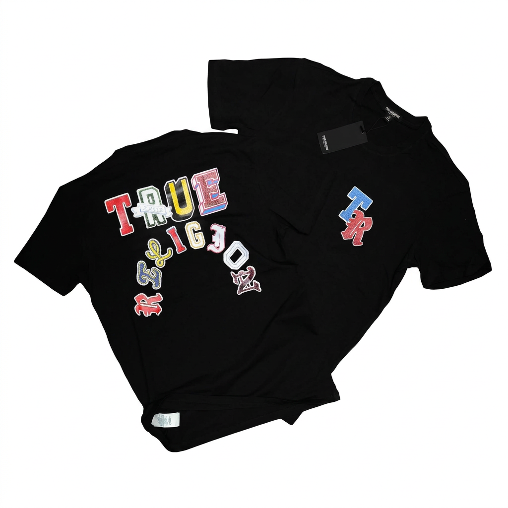 Playeras negras con letras multicolor en disposición original sobre fondo blanco