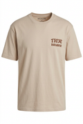 Playera True Religion beige de frente en maniquí invisible con fondo blanco