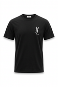 Playera negra con diseño YSL en maniquí invisible 3D de frente