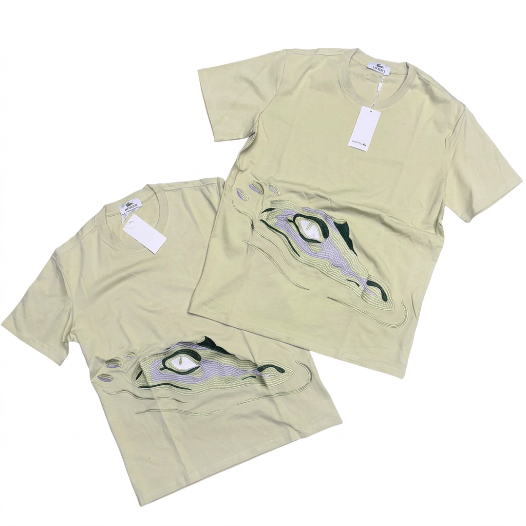 Playeras beige con diseño de cocodrilo en disposición original sobre fondo blanco