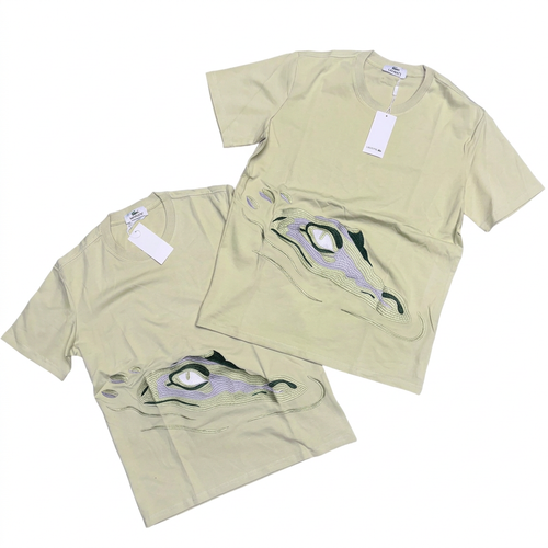 Playeras beige con diseño de cocodrilo en disposición original sobre fondo blanco