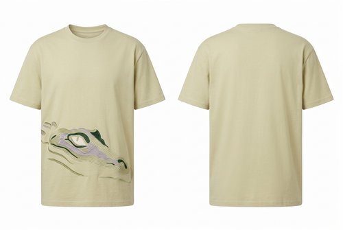 Playera beige con cocodrilo al frente y espalda lisa, con pecho holgado sobre fondo blanco