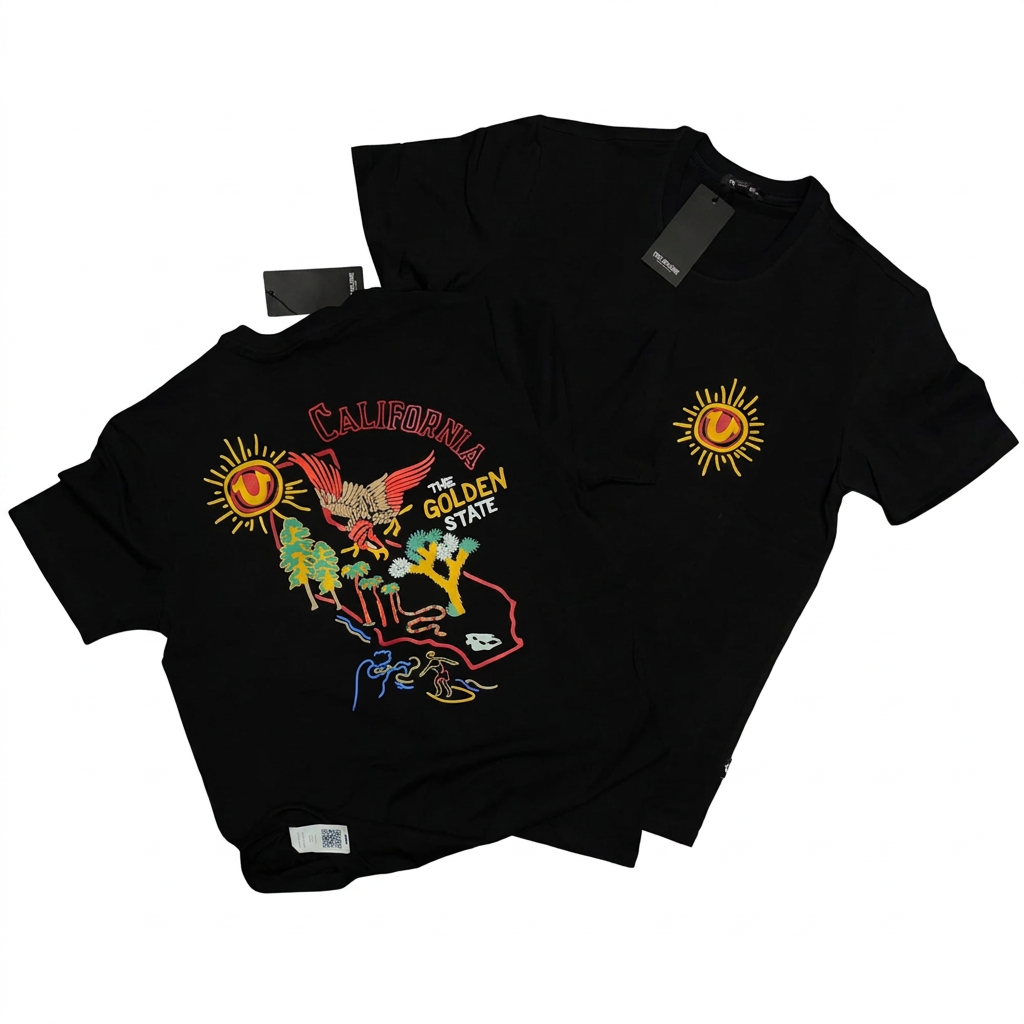 Playeras negras California en disposición original, editadas sobre fondo blanco limpio