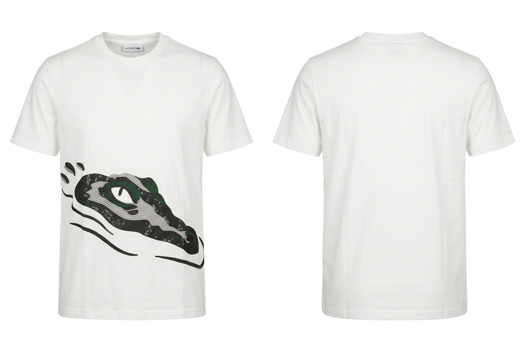 Playera blanca con cocodrilo al frente y espalda lisa, ligeramente holgada, con etiqueta interior sobre fondo blanco