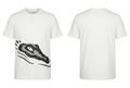 Playera blanca con cocodrilo al frente y espalda lisa, ligeramente holgada, con etiqueta interior sobre fondo blanco