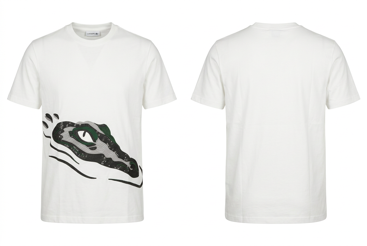 Playera blanca con cocodrilo al frente y espalda lisa, ligeramente holgada, con etiqueta interior sobre fondo blanco