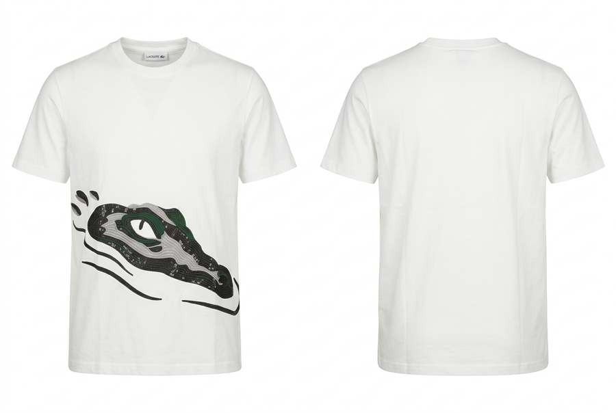 Playera blanca con cocodrilo al frente y espalda lisa, ligeramente holgada, con etiqueta interior sobre fondo blanco