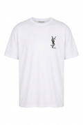 Playera YSL blanca de frente en maniquí invisible con fondo blanco