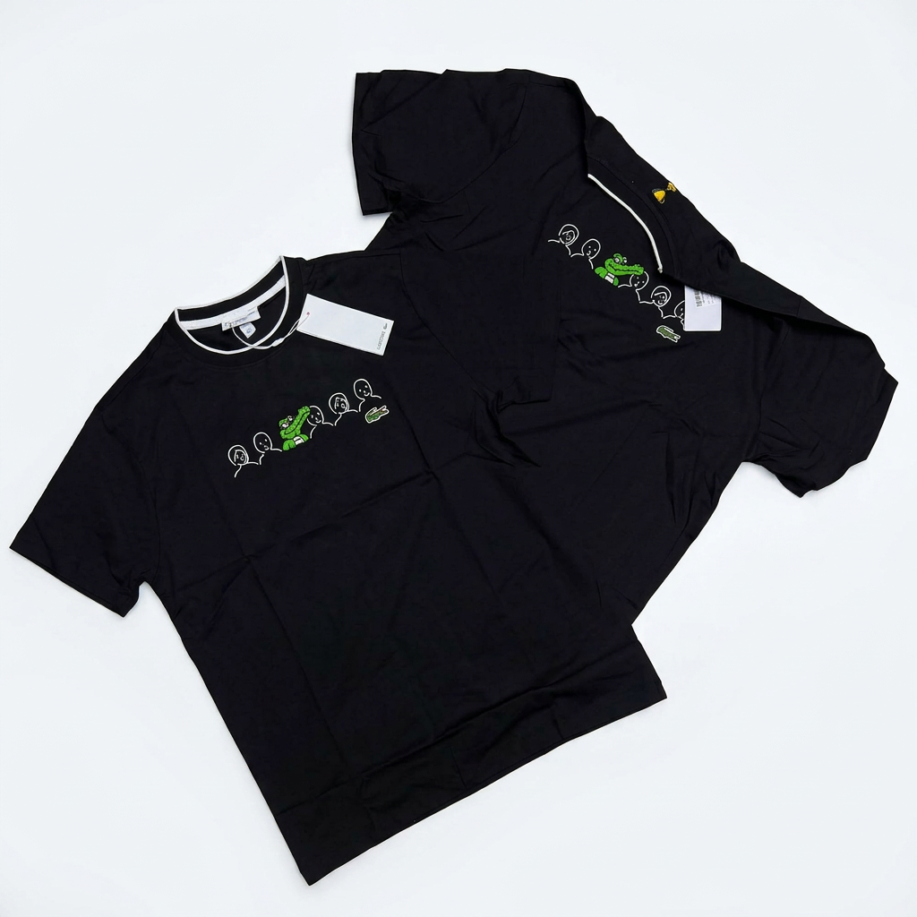 Playeras negras con cocodrilo verde en disposición original sobre fondo blanco