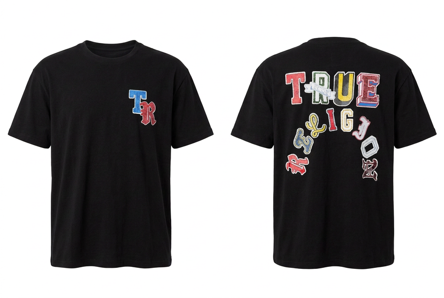 Playera negra con letras multicolor de frente y espalda, con pecho holgado y maniquí invisible sobre fondo blanco