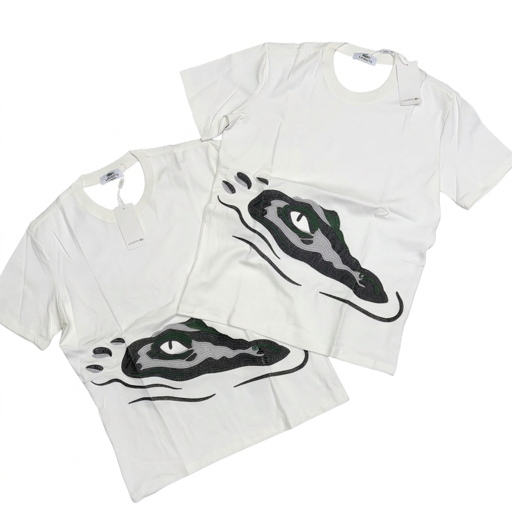 Playeras blancas con diseño de cocodrilo en disposición original sobre fondo blanco