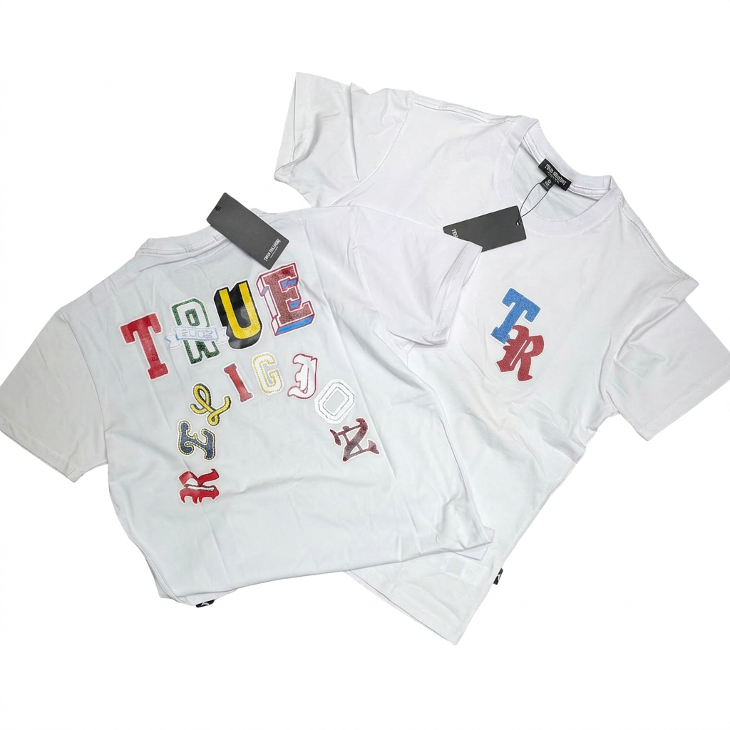 Playera blanca con letras multicolor en disposición original sobre fondo blanco