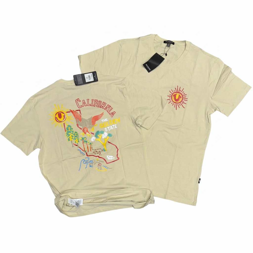 Playeras beige California en disposición original, editadas sobre fondo blanco limpio