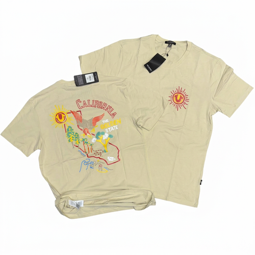 Playeras beige California en disposición original, editadas sobre fondo blanco limpio