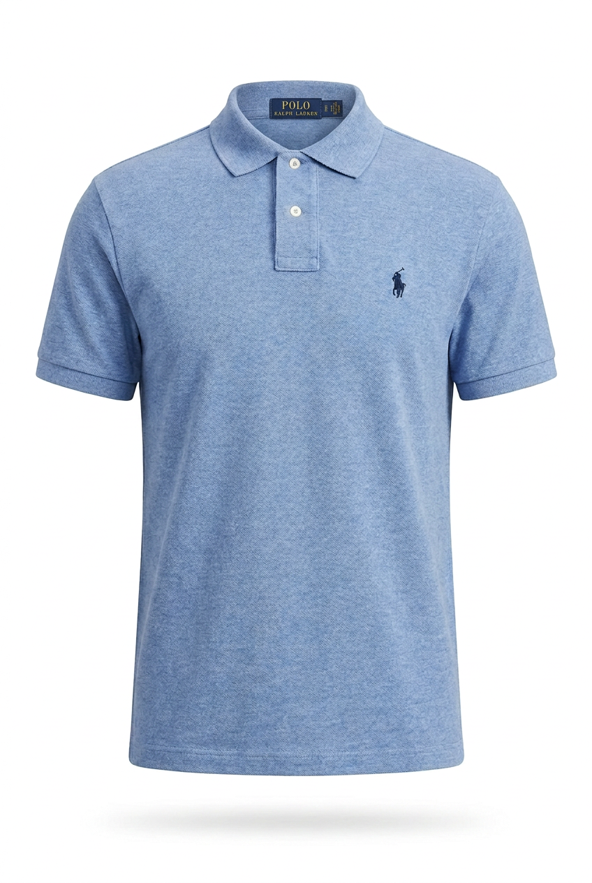 Polo azul con etiqueta interior del cuello