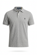 Polo gris con etiqueta interior del cuello